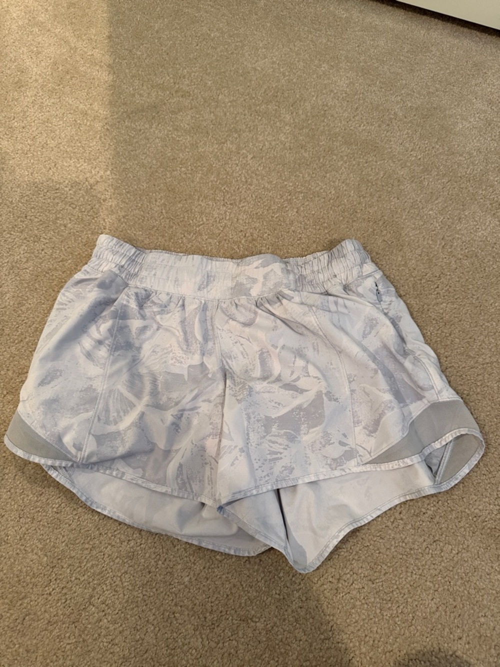 Lululemon white and grey patterned hotty hot short